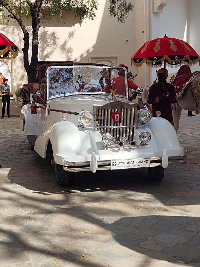 White Rolls-Royce style vintage car at Wyndham Grand Udaipur, Fatehsagar Lake